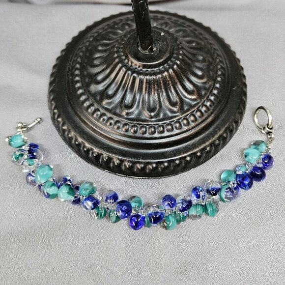 Gently Used Blue & Turquoise Bracelet Teardrop Glass Silver Tone Toggle Clasp - Picture 4 of 6
